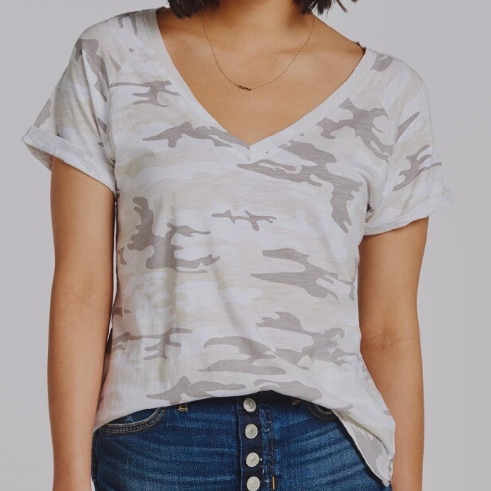 Sanctuary V-neck camo T-shirt M